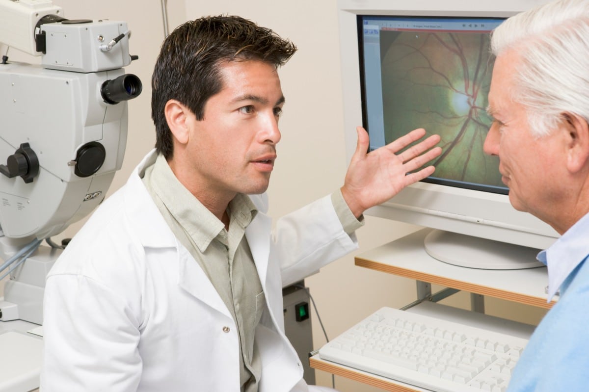 רופא עיניים מומחה לרשתית - בדיקת OCT
